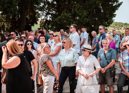 Fotografija 10 - FOTO Blagdan Velike Gospe u Vrpolju: Brojni vjernici okupili su se jutros na svečanom misnom slavlju