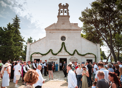 Fotografija 12 - FOTO Blagdan Velike Gospe u Vrpolju: Brojni vjernici okupili su se jutros na svečanom misnom slavlju