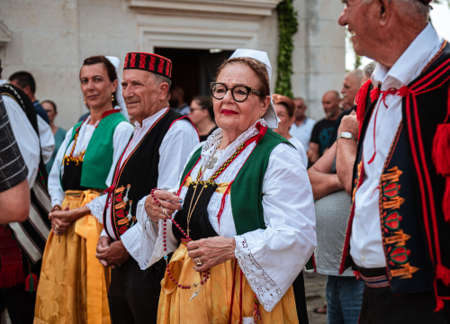 Fotografija 13 - FOTO Blagdan Velike Gospe u Vrpolju: Brojni vjernici okupili su se jutros na svečanom misnom slavlju