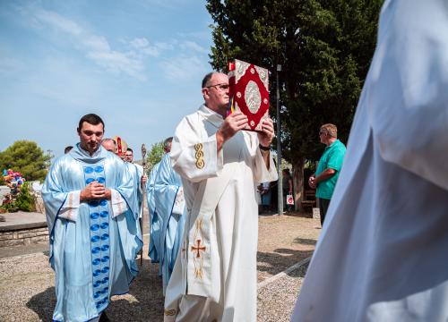 Fotografija 15 - FOTO Blagdan Velike Gospe u Vrpolju: Brojni vjernici okupili su se jutros na svečanom misnom slavlju