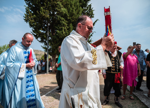 Fotografija 16 - FOTO Blagdan Velike Gospe u Vrpolju: Brojni vjernici okupili su se jutros na svečanom misnom slavlju