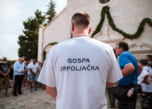 Fotografija 18 - FOTO Blagdan Velike Gospe u Vrpolju: Brojni vjernici okupili su se jutros na svečanom misnom slavlju