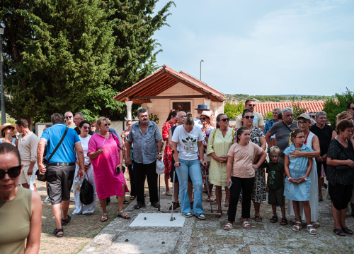 Fotografija 19 - FOTO Blagdan Velike Gospe u Vrpolju: Brojni vjernici okupili su se jutros na svečanom misnom slavlju