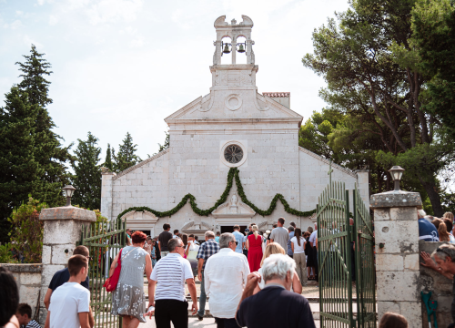 Fotografija 23 - FOTO Blagdan Velike Gospe u Vrpolju: Brojni vjernici okupili su se jutros na svečanom misnom slavlju