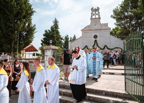 Fotografija 29 - FOTO Blagdan Velike Gospe u Vrpolju: Brojni vjernici okupili su se jutros na svečanom misnom slavlju