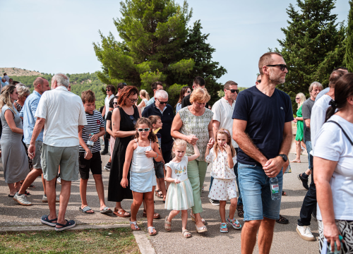 Fotografija 37 - FOTO Blagdan Velike Gospe u Vrpolju: Brojni vjernici okupili su se jutros na svečanom misnom slavlju