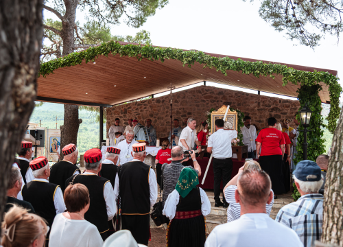 Fotografija 47 - FOTO Blagdan Velike Gospe u Vrpolju: Brojni vjernici okupili su se jutros na svečanom misnom slavlju