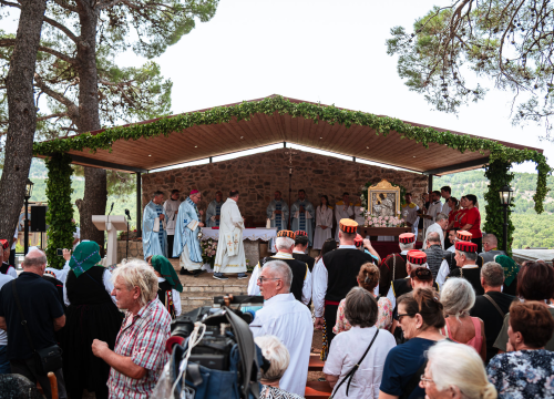 Fotografija 46 - FOTO Blagdan Velike Gospe u Vrpolju: Brojni vjernici okupili su se jutros na svečanom misnom slavlju
