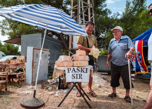 Fotografija 58 - FOTO Blagdan Velike Gospe u Vrpolju: Brojni vjernici okupili su se jutros na svečanom misnom slavlju