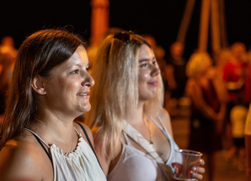 Fotografija 13 - Skitnica i ostali hitovi odjekivali vodičkom rivom: Nezaboravna večer s Jasnom Zlokić