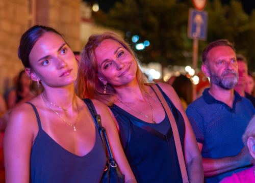 Fotografija 2 - Skitnica i ostali hitovi odjekivali vodičkom rivom: Nezaboravna večer s Jasnom Zlokić