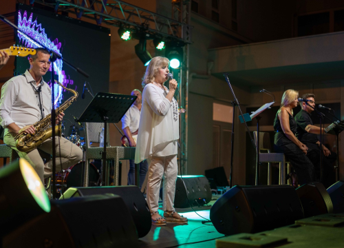 Fotografija 5 - Skitnica i ostali hitovi odjekivali vodičkom rivom: Nezaboravna večer s Jasnom Zlokić