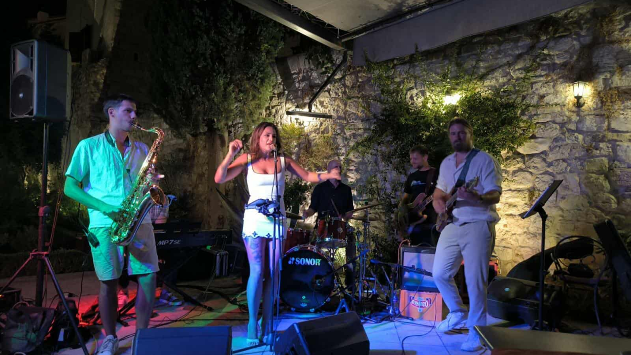 Duška i njezin bend oduševili Šibenčane koncertom u Vrtu sv. Lovre