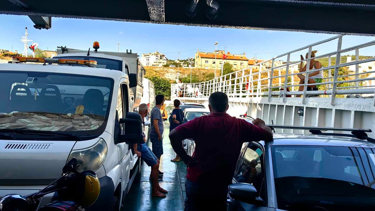 Pokvarila se rampa na trajektu u Šibeniku, automobili satima nisu mogli van