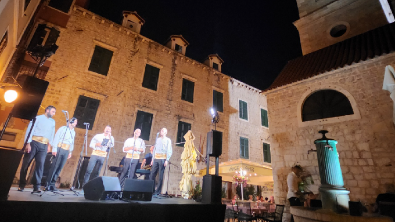 Večeras na Maloj loži koncert klape Ondina i Ultima, poeziju predstavlja pjesnik Zvonimir Friganović