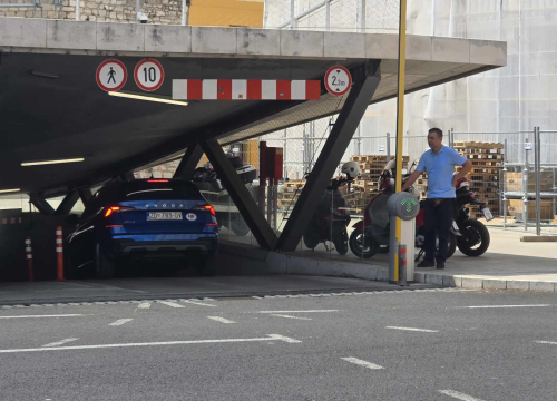 Fotografija 5 - FOTO Prometni redar izašao spasiti stvar na kritičnoj točki u centru Šibenika