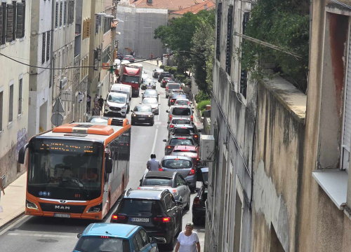 Fotografija 6 - FOTO Prometni redar izašao spasiti stvar na kritičnoj točki u centru Šibenika