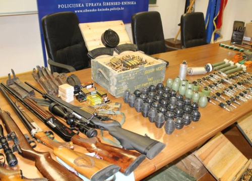 Puške, pištolji, protutenkovske i topničke granate u arsenalu koji su građani u proteklih mjesec dana predali PU Šibensko-kninskoj