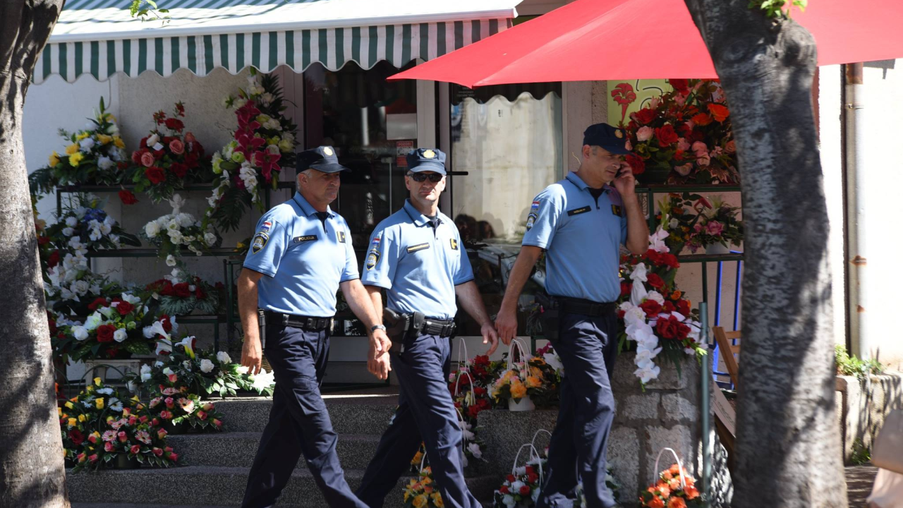 U Tisnom ukradena bicikla i daska za veslanje, u Vodicama novčanik s novcem, u Tribunju električni romobil