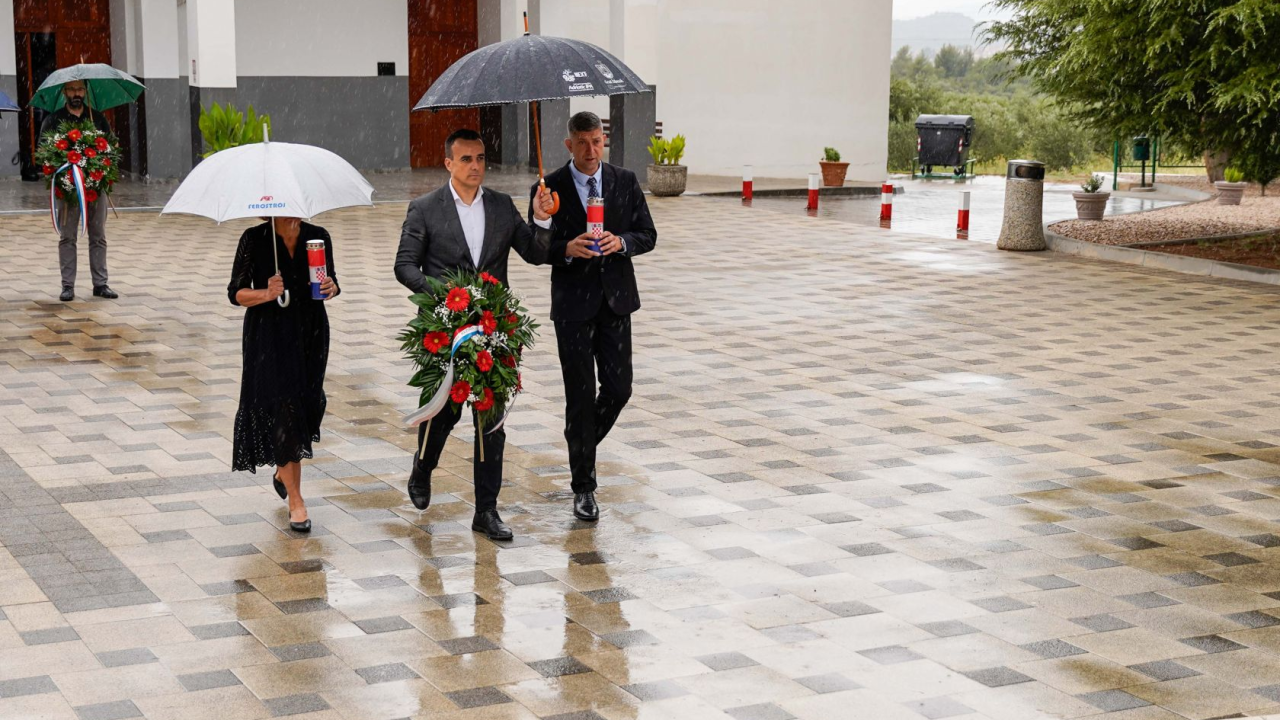 Na Kvanju položeni vijenci i zapaljene svijeće u spomen na sve žrtve totalitarnih i autoritarnih režima