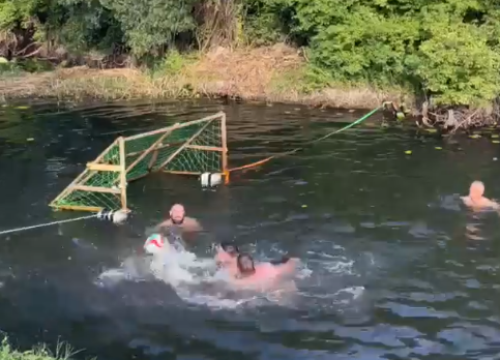 Na Čikoli odigrana seoska vaterpolska utakmica, zanimljiv je i vozni park kojim su se dovezli igrači i navijači