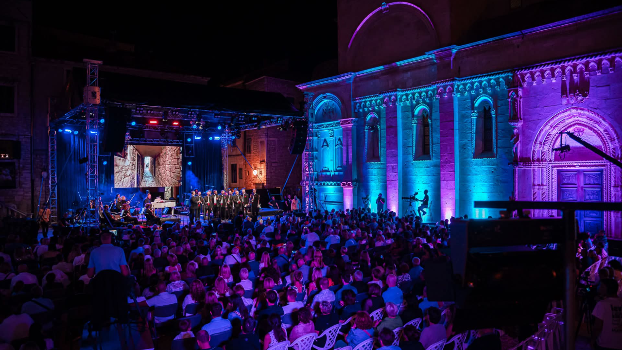 Publika u Šibeniku uživala u bezvremenskim pjesmama Vinka Coce na prvoj večeri Dalmatinske šansone