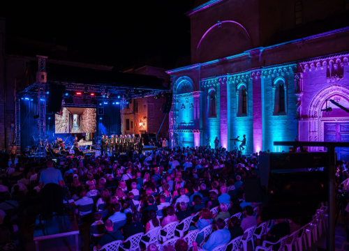 Publika u Šibeniku uživala u bezvremenskim pjesmama Vinka Coce na prvoj večeri Dalmatinske šansone