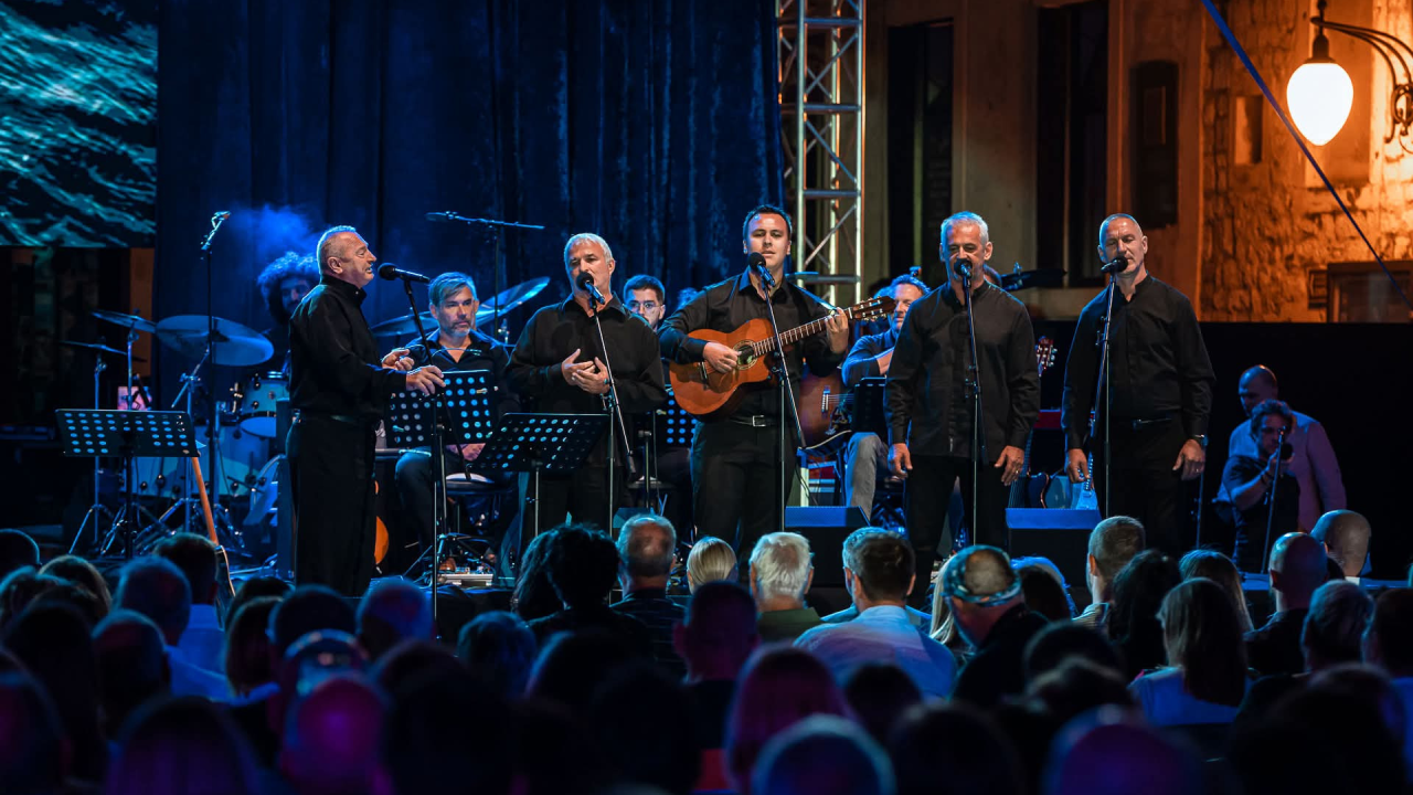 Publika u Šibeniku uživala u bezvremenskim pjesmama Vinka Coce na prvoj večeri Dalmatinske šansone