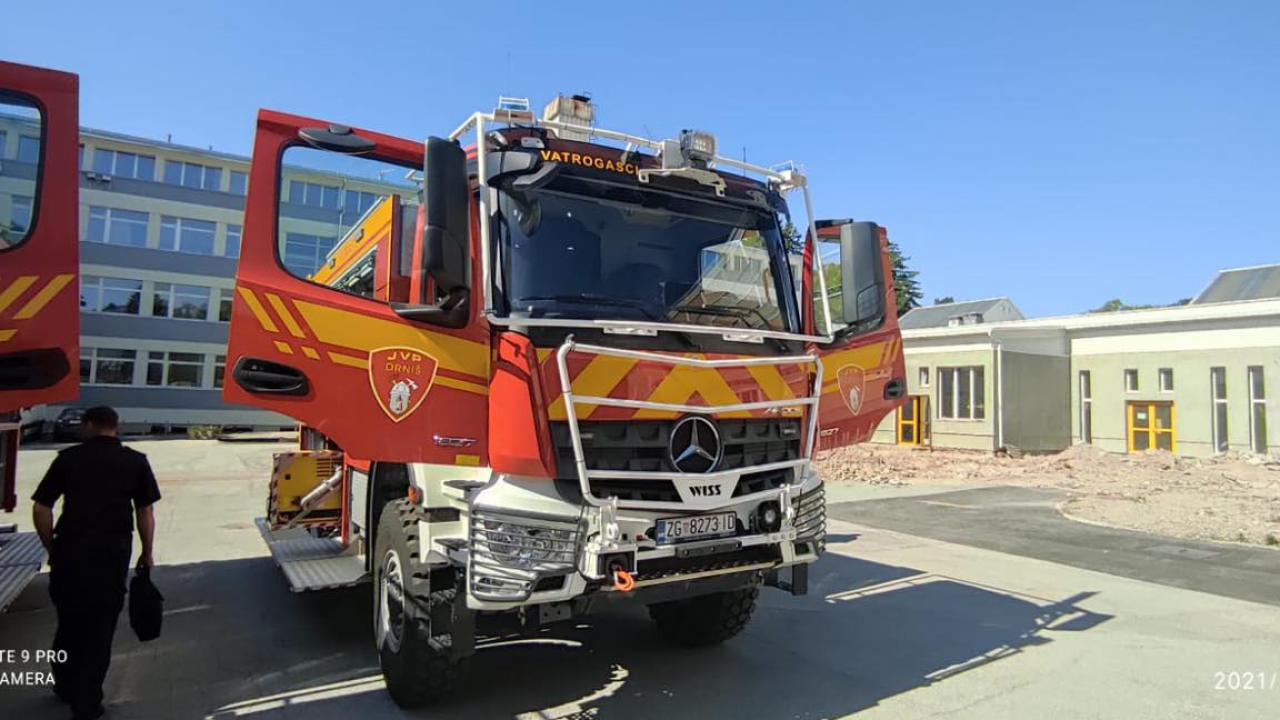 Drniški vatrogasci brzo riješili noćašnji požar kod Kadine Glavice