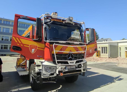 Drniški vatrogasci brzo riješili noćašnji požar kod Kadine Glavice