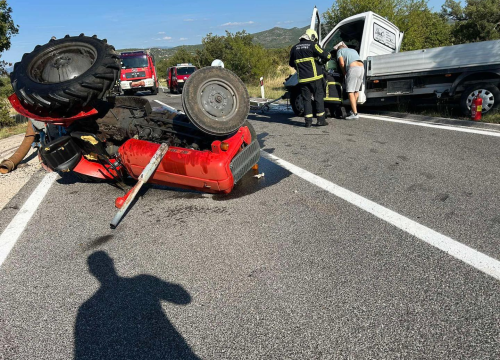 U sudaru traktora i kombija kod Žitnića dvije osobe ozlijeđene