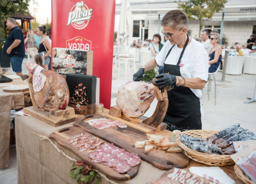 Fotografija 12 - Susret drniških i istarskih proizvođača na Međunarodnom festivalu pršuta