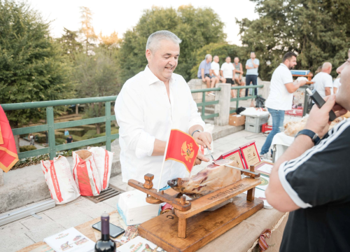 Fotografija 1 - Susret drniških i istarskih proizvođača na Međunarodnom festivalu pršuta