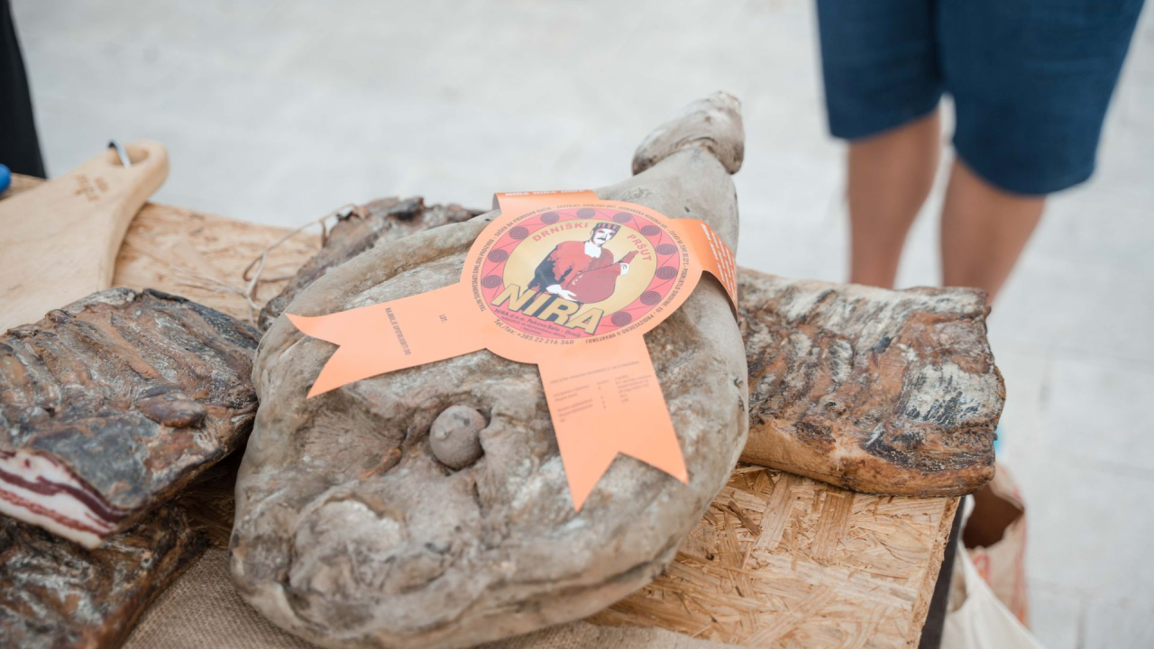 Susret drniških i istarskih proizvođača na Međunarodnom festivalu pršuta