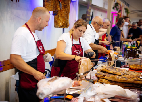 Fotografija 1 - izgradnja Kuće pršuta: U Drnišu otvoren festival gastronomskog blaga