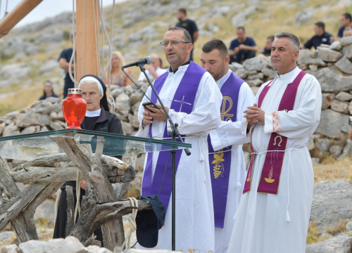Fotografija 1 - Obilježena 18. obljetnica Kornatske tragedije: Odana počast dvanaestorici poginulih vatrogasaca