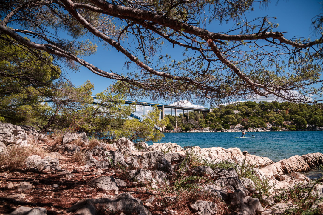 Smeće umjesto ljetne idile na stjenovitoj plaži u Brodarici