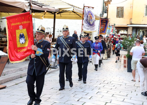 Fotografija 2 - Povijesne postrojbe prodefilirale Šibenikom i vratile u povijest