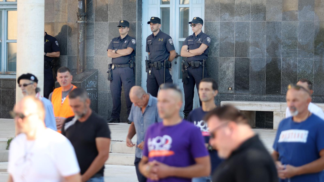 Molitelji ponovno u centru Šibenika – ovaj put pod nadzorom policije