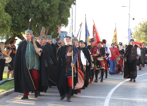 Fotografija 1 - Povijesne postrojbe prodefilirale Šibenikom i vratile u povijest