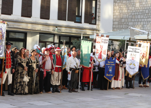 Fotografija 4 - Povijesne postrojbe prodefilirale Šibenikom i vratile u povijest