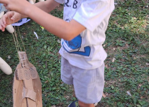 Fotografija 12 - Mališani izrađivali mačeve i štitove ispred šibenskog Muzeja