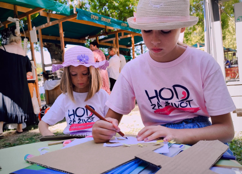 Fotografija 17 - Mališani izrađivali mačeve i štitove ispred šibenskog Muzeja