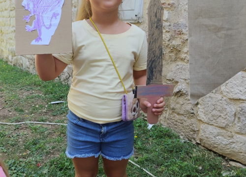 Fotografija 18 - Mališani izrađivali mačeve i štitove ispred šibenskog Muzeja