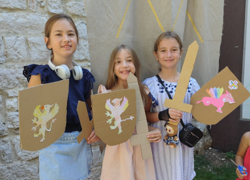 Viteški duh u Šibeniku: Mališani izrađivali mačeve i štitove ispred šibenskog Muzeja