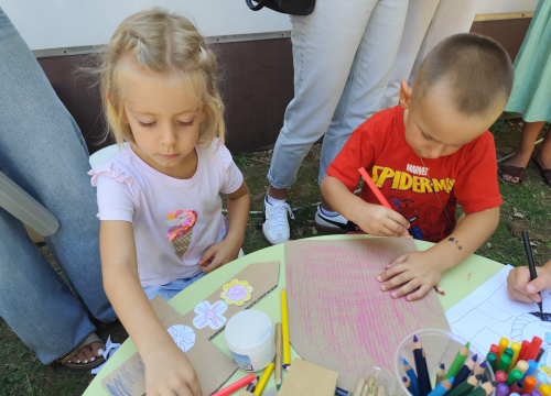 Fotografija 10 - Mališani izrađivali mačeve i štitove ispred šibenskog Muzeja