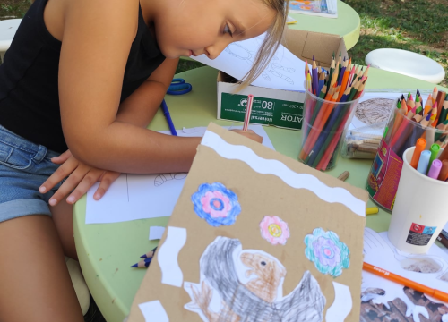 Fotografija 6 - Mališani izrađivali mačeve i štitove ispred šibenskog Muzeja