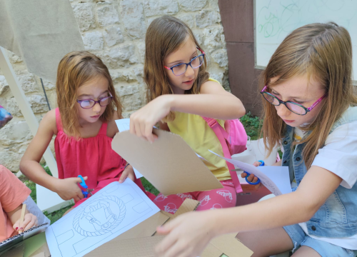 Fotografija 5 - Mališani izrađivali mačeve i štitove ispred šibenskog Muzeja