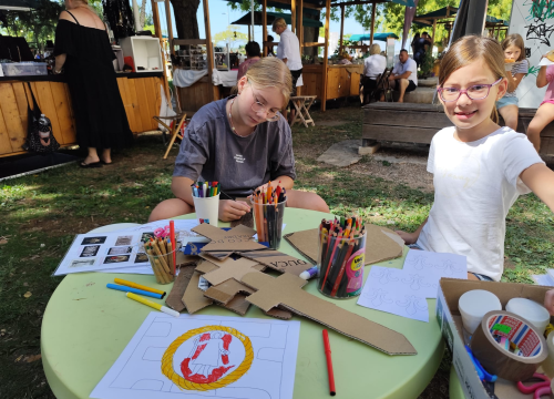 Fotografija 14 - Mališani izrađivali mačeve i štitove ispred šibenskog Muzeja