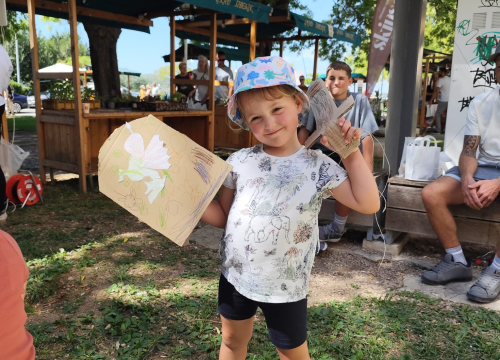 Fotografija 19 - Mališani izrađivali mačeve i štitove ispred šibenskog Muzeja